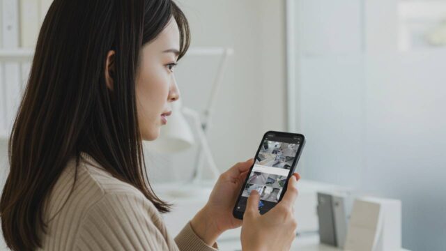 家の外壁に取り付けられたソーラーワイヤレス防犯カメラ