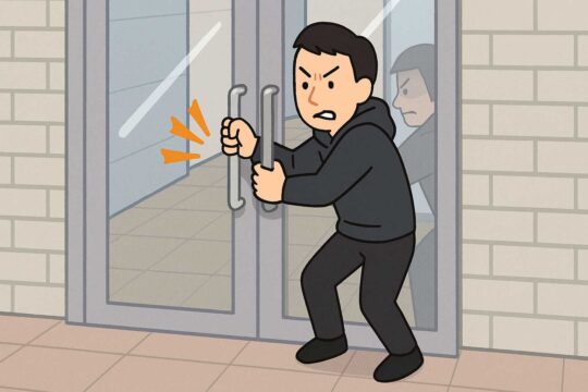 エントランスの扉を無理に通過する不審者のイラスト