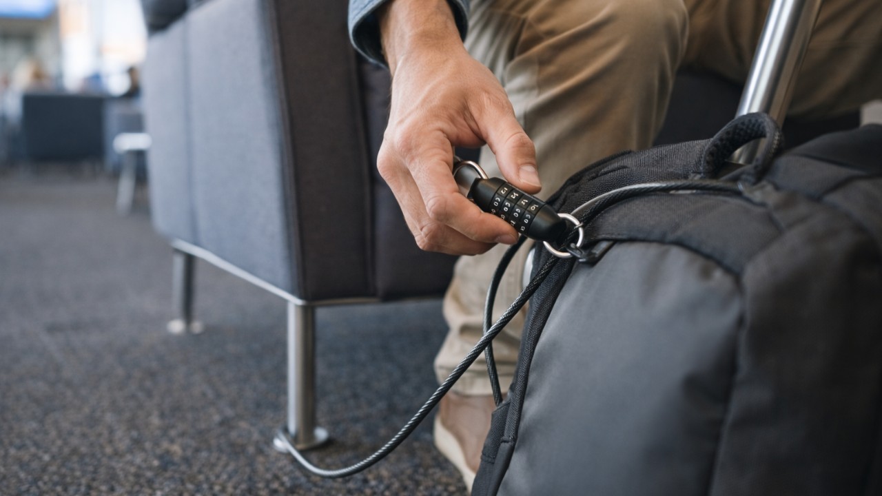 空港ラウンジの椅子の脚にワイヤーロック